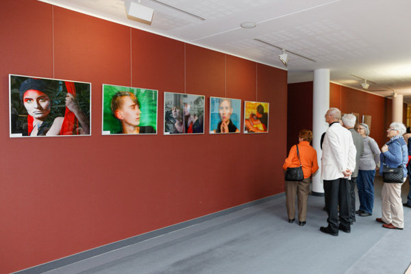 Das rote Tuch und drei Theaterfotos