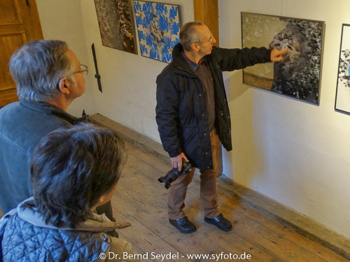 Bei der Ausstellungseröffnung